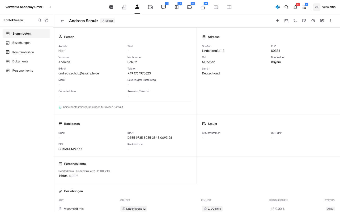 Kontakt-Detailseite mit Rollen, Kopfzeile und dem Tab Stammdaten