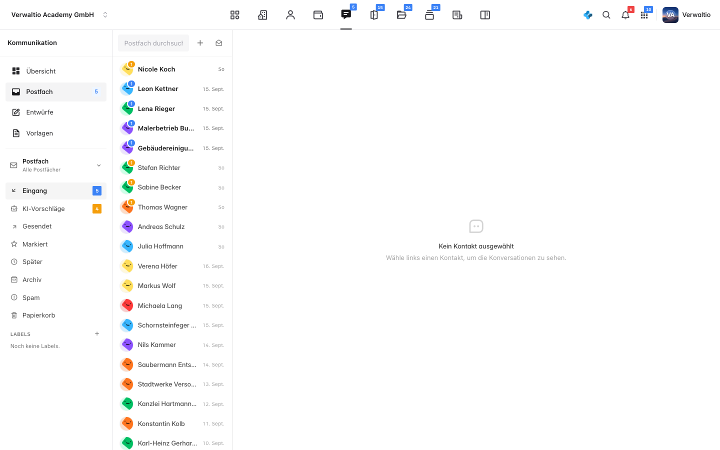 Das Postfach mit den Ordnern links und den nach Kontakt gruppierten Konversationen